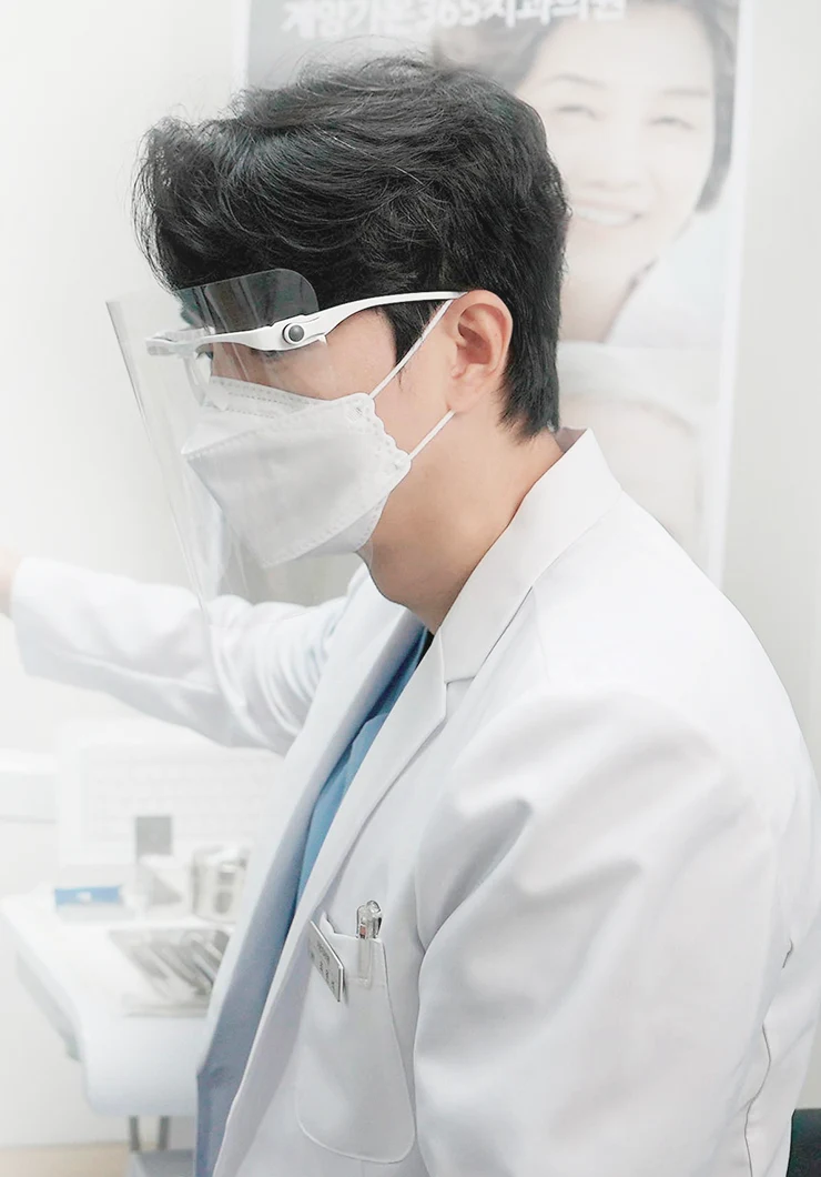 계양가온365치과 최원석 대표원장 진료 모습